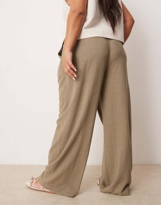 ASOS DESIGN Curve avslappnade raka benbyxor i linne i khaki - Image 4