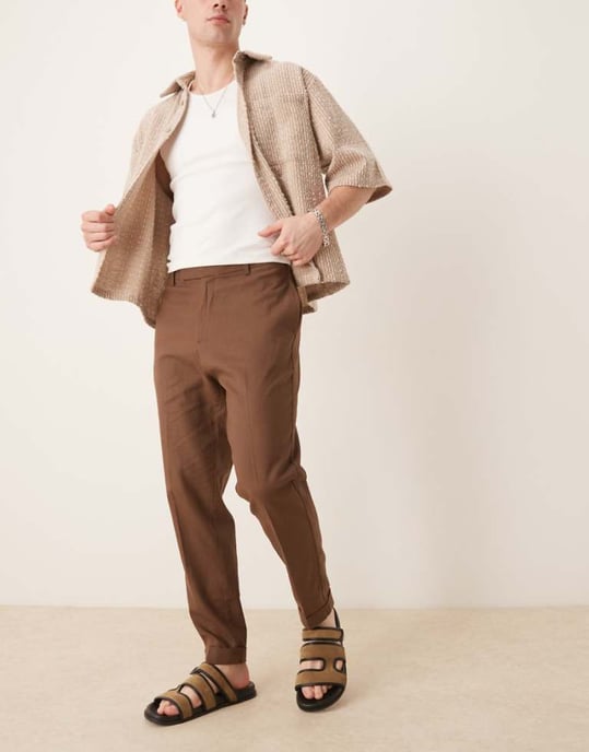 ASOS DESIGN smart tapered fit linneblandningbyxor i brunt med uppvikningar - Image 1