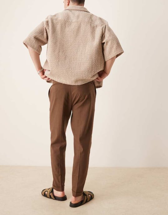 ASOS DESIGN smart tapered fit linneblandningbyxor i brunt med uppvikningar - Image 3