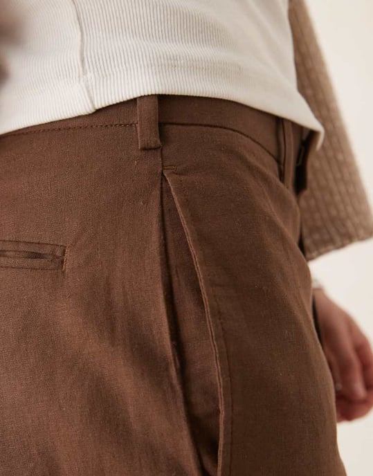 ASOS DESIGN smart tapered fit linneblandningbyxor i brunt med uppvikningar - Image 4