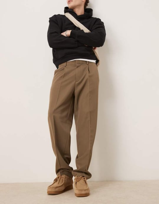 ASOS DESIGN smart oversize taperade byxor med mittveck i khaki - Image 1