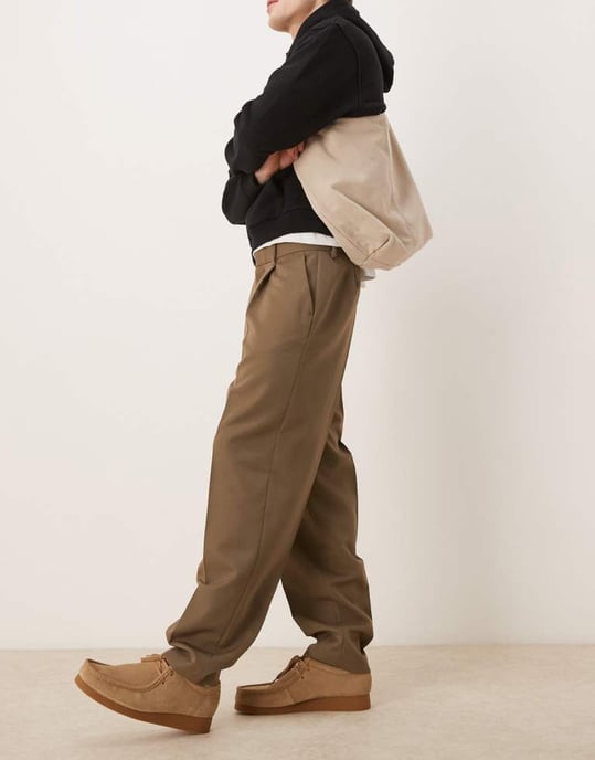 ASOS DESIGN smart oversize taperade byxor med mittveck i khaki - Image 2