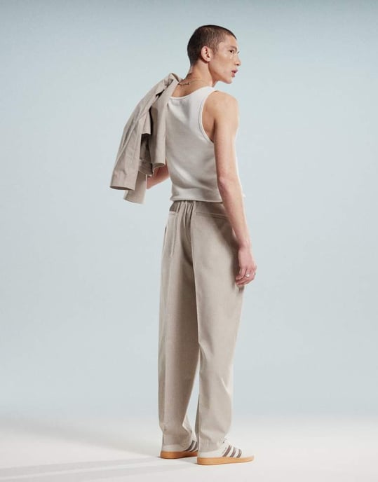 ASOS DESIGN smart co-ord oversized tapered byxor i beige mikrotålighet med elastisk midja - Image 3