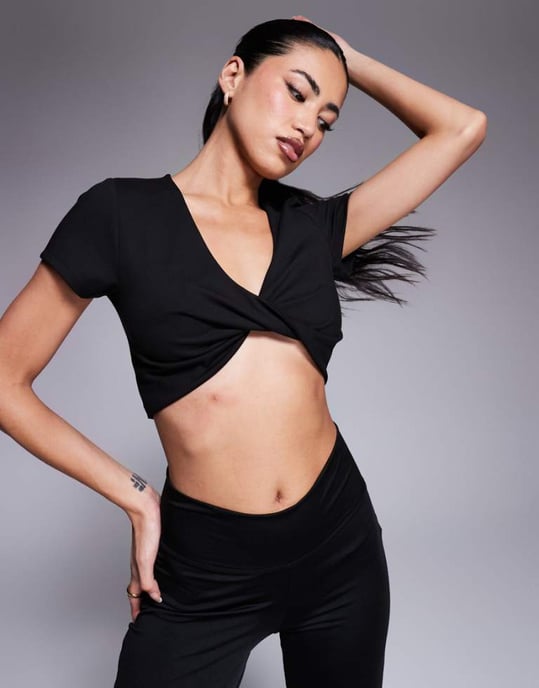 4505 mjuk touch twist front crop t-shirt i svart - Image 1