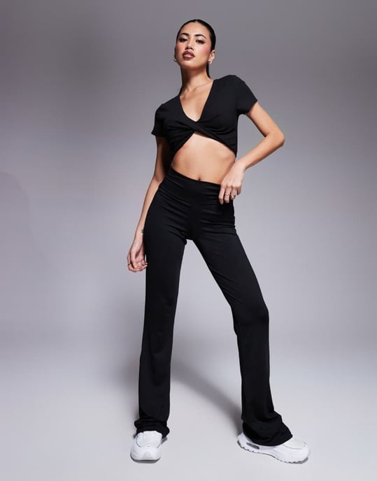 4505 mjuk touch twist front crop t-shirt i svart - Image 2