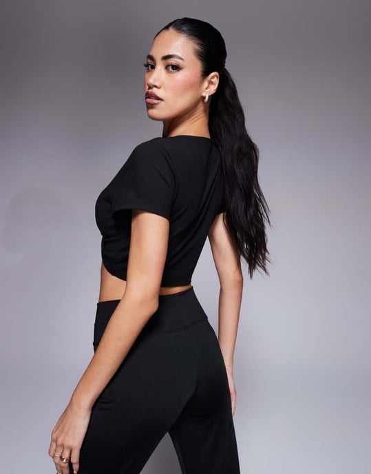 4505 mjuk touch twist front crop t-shirt i svart - Image 4