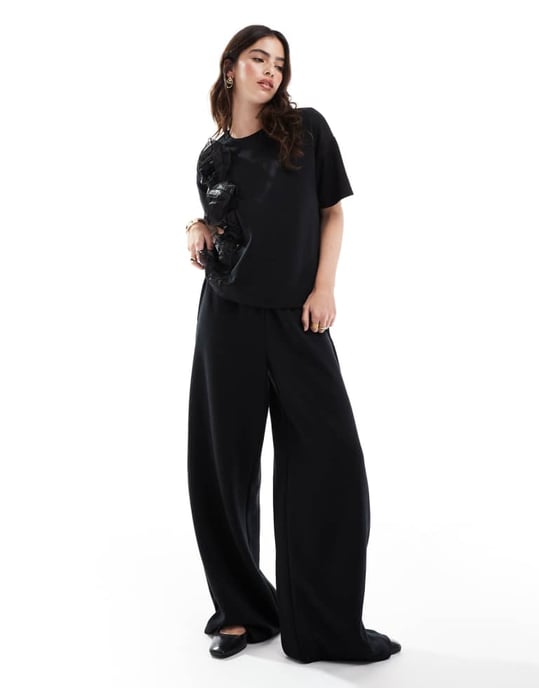 Vero Moda 3D rosapplikation kortärmad sweatshirt t-shirt set i svart - Image 2