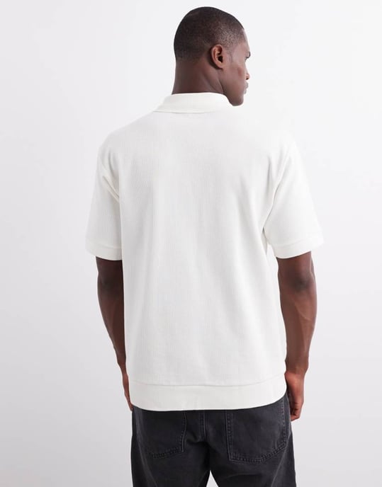 ARKET texturerad jersey kortärmad polo i vitt - Image 3