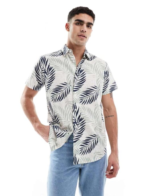 JJ Rebel kortärmad skjorta med palmprint i off-white - Image 1
