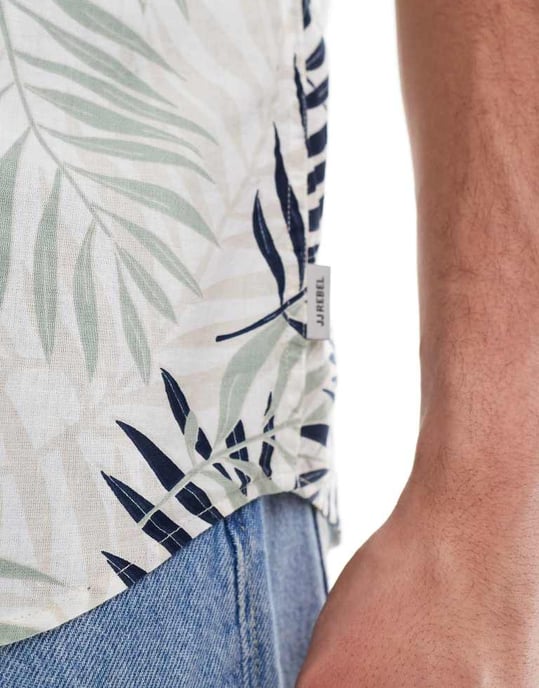 JJ Rebel kortärmad skjorta med palmprint i off-white - Image 2