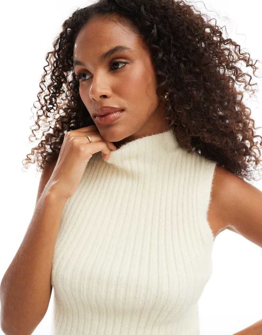 Vero Moda ärmlös stickad topp i krämfärgad - Image 4