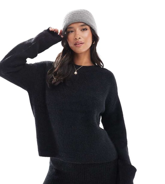 Vero Moda Petite fluffig kofta i svart - Image 1