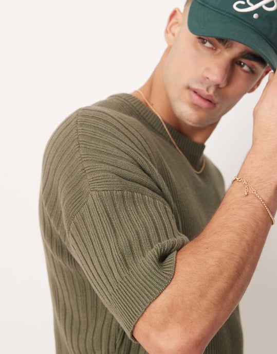 ASOS DESIGN avslappnad stickad t-shirt med ribbad panel i khaki - Image 3