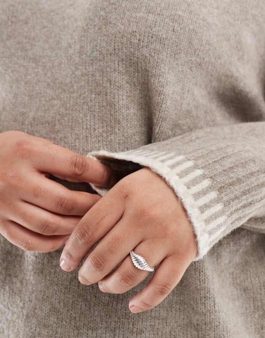 ONLY Curve stickad tröja med hög krage i beige med sömdetalj i nederkant - Image 4
