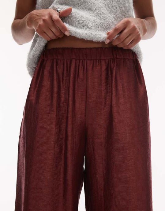 Topshop texturerad satin raka byxor med dragsko i vinröd - Image 2