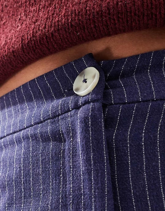 ASOS DESIGN Lång avslappnad rak benbyxa i linne med marinrand - Image 3