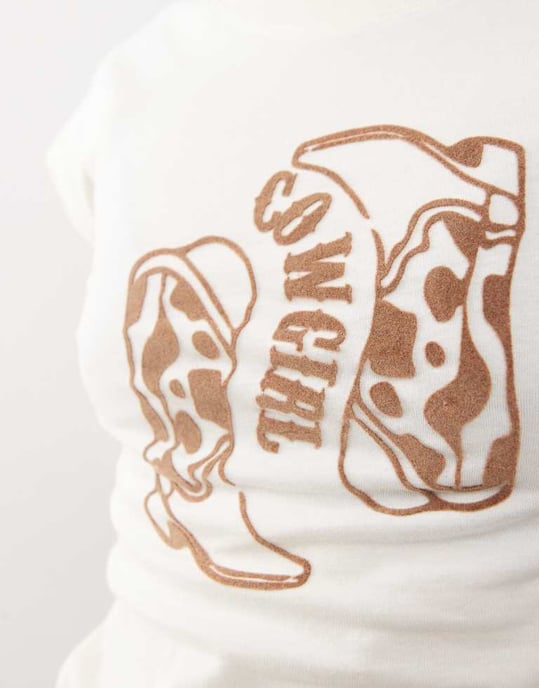Noisy May baby t-shirt med cowboy stövlar flocking i vitt - Image 3