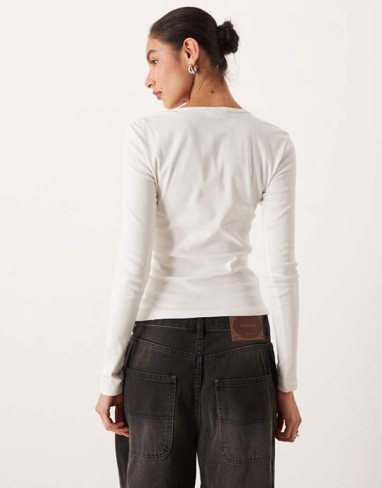 Gina Tricot jersey ribbstickad rundhalsad långärmad topp i off white - Image 4