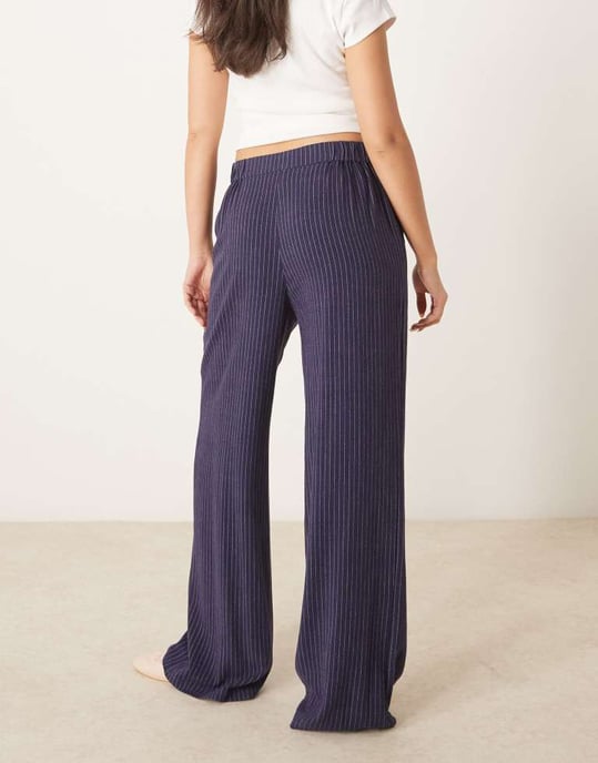 ASOS DESIGN avslappnade raka benbyxor i linne med marinrandig mönster - Image 2