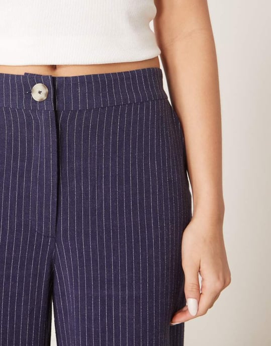 ASOS DESIGN avslappnade raka benbyxor i linne med marinrandig mönster - Image 3
