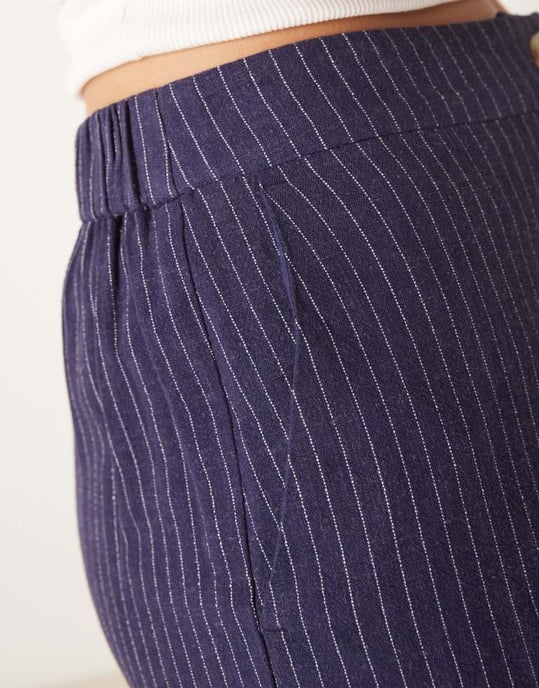 ASOS DESIGN avslappnade raka benbyxor i linne med marinrandig mönster - Image 4