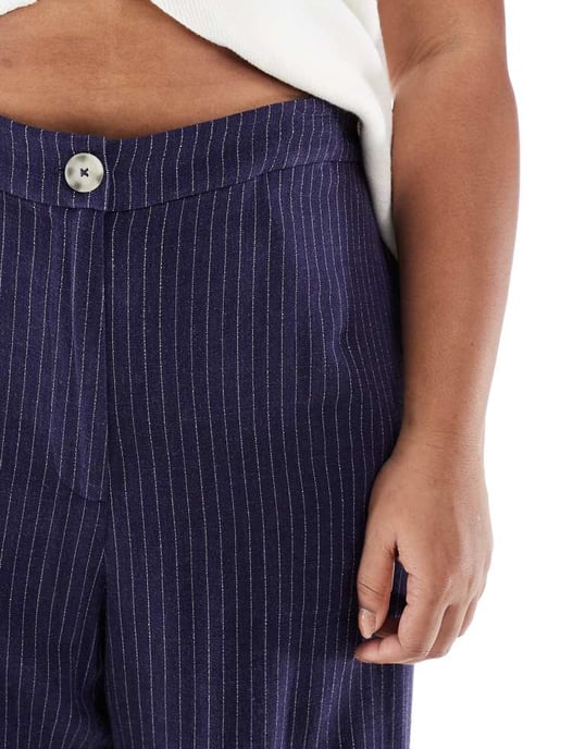 ASOS DESIGN Curve avslappnade raka byxor i lin med marinrandig mönster - Image 4