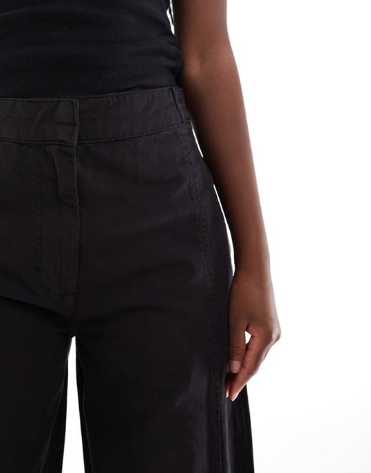 ASOS DESIGN avslappnade byxor med flikdetalj i svart - Image 3