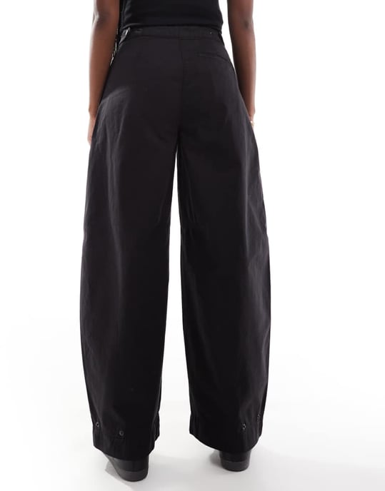 ASOS DESIGN avslappnade byxor med flikdetalj i svart - Image 4