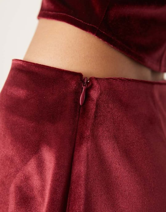 ASOS DESIGN sammet co-ord kjol i burgund - Image 2