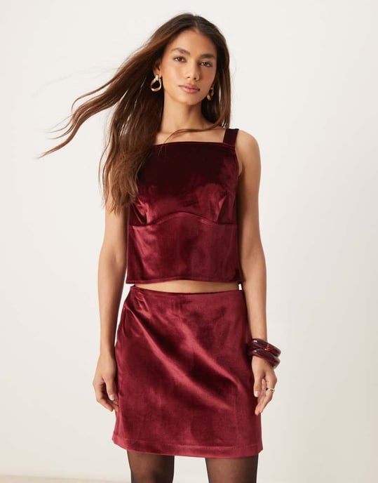 ASOS DESIGN sammet co-ord kjol i burgund - Image 3