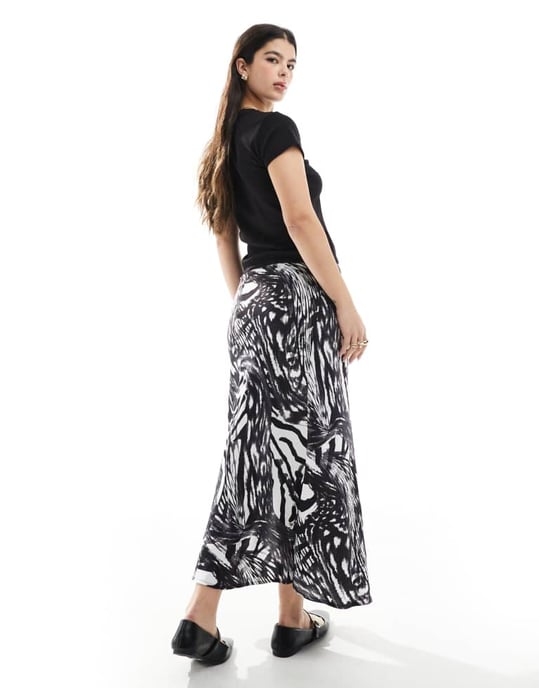 Vero Moda ankel längd slip kjol i abstrakt monoprint - Image 3