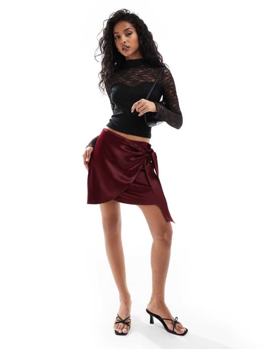 Miss Selfridge satängomslag kjol i burgundy - Image 1
