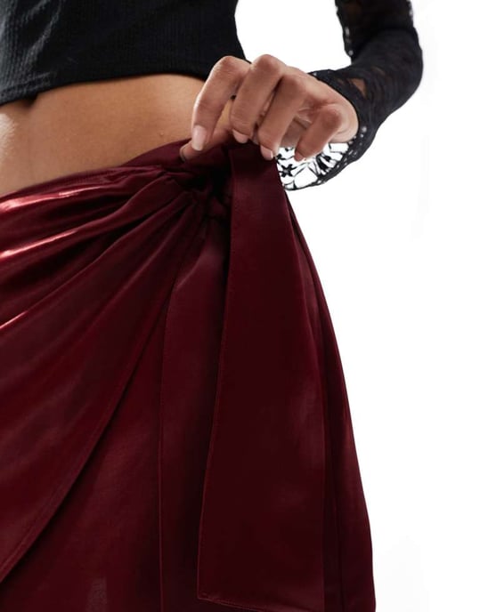 Miss Selfridge satängomslag kjol i burgundy - Image 3