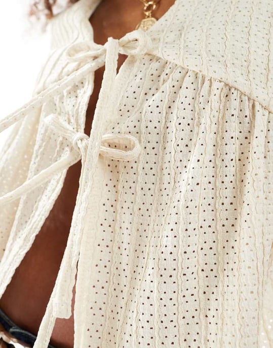 Miss Selfridge knytframs peplumtop i lång ärm i crème - Image 3