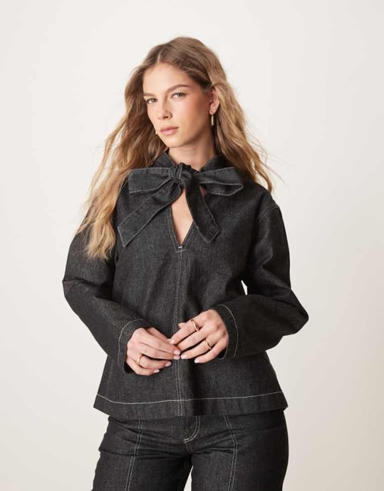 ASOS DESIGN V-ringad denimtop med slips i svart - Image 1