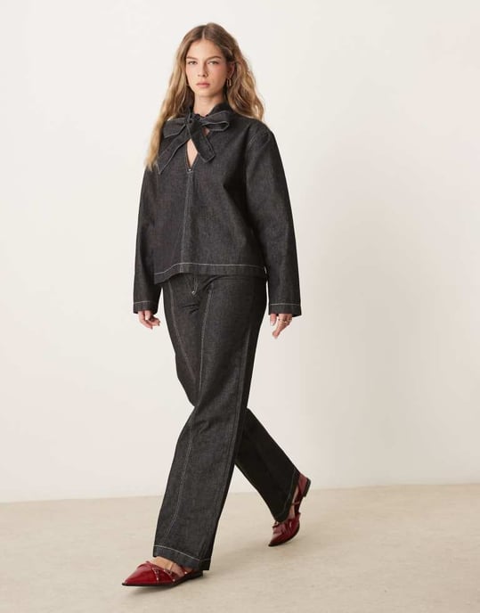 ASOS DESIGN V-ringad denimtop med slips i svart - Image 2
