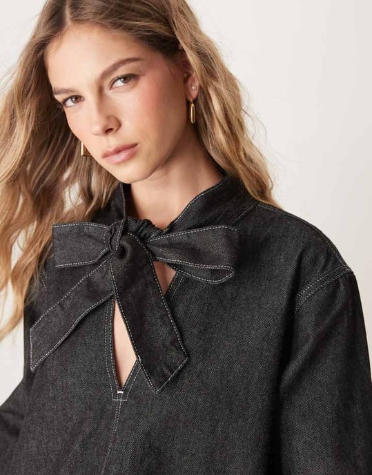 ASOS DESIGN V-ringad denimtop med slips i svart - Image 3