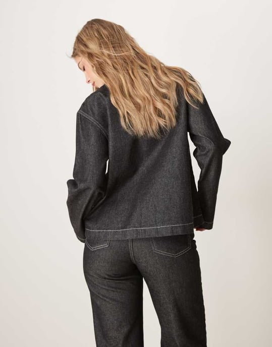 ASOS DESIGN V-ringad denimtop med slips i svart - Image 4