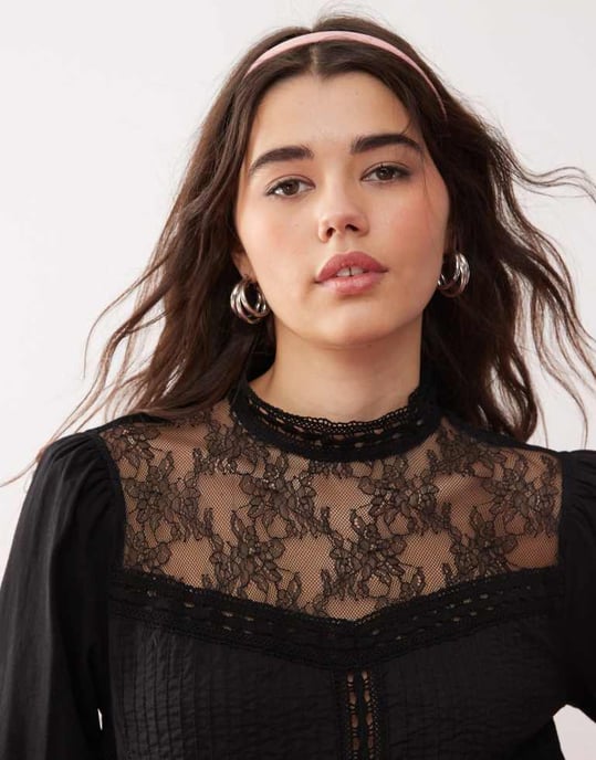 Miss Selfridge blus med spetsinsättning och rynkad detalj i svart - Image 3