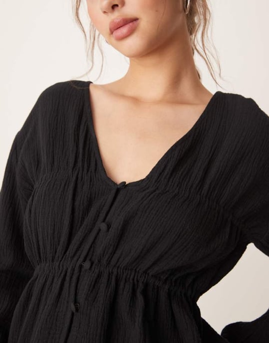 ASOS DESIGN långärmad smocktop med knäppning fram i svart - Image 3