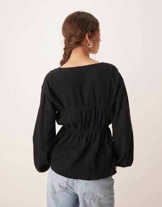 ASOS DESIGN långärmad smocktop med knäppning fram i svart - Image 4
