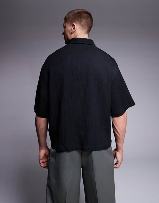 ASOS DESIGN boxy overhead plisserad vanlig skjorta i svart - Image 4