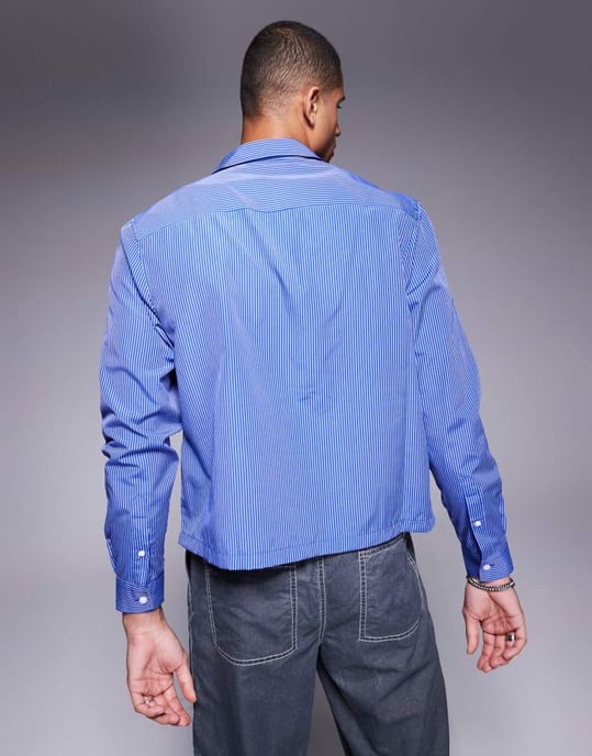 ASOS DESIGN boxy avslappnad randig skjorta med bröstbroderi i blått - Image 2