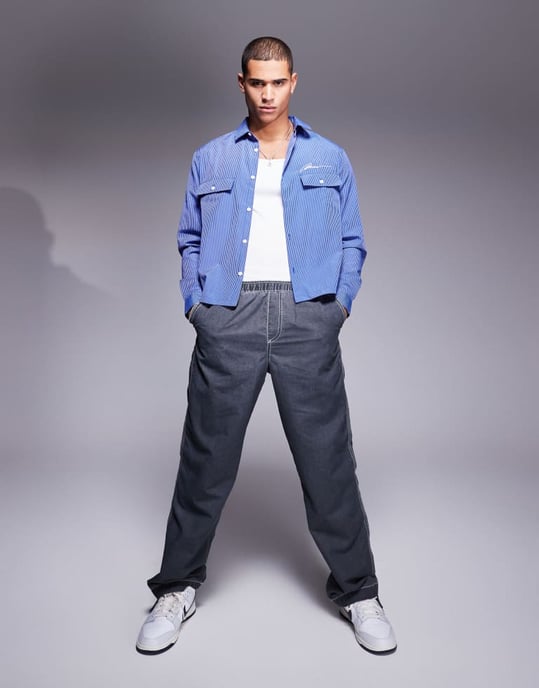 ASOS DESIGN boxy avslappnad randig skjorta med bröstbroderi i blått - Image 3