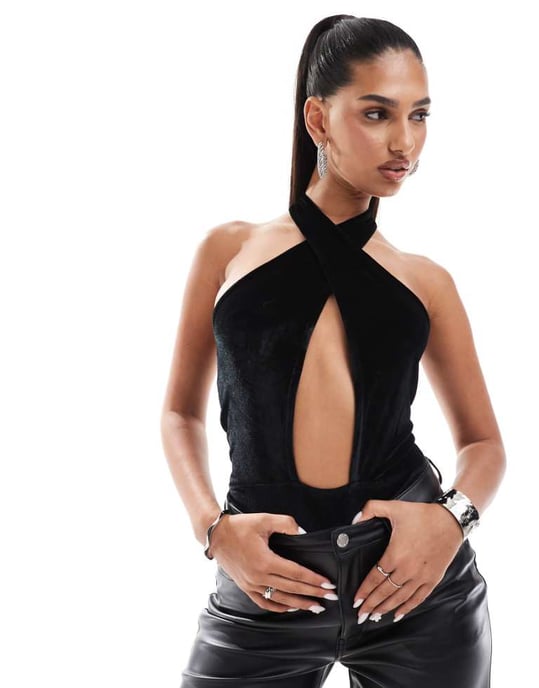 ASOS DESIGN sammetsklänning med djupt urringning och omslag över halterneck bodysuit i svart - Image 1