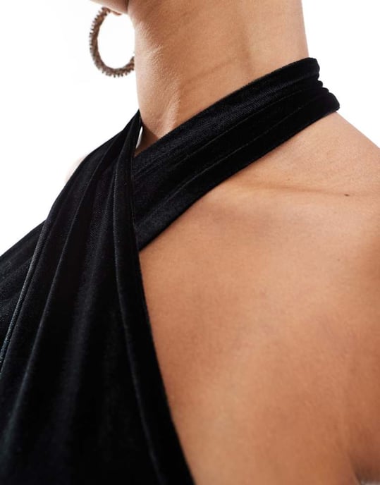 ASOS DESIGN sammetsklänning med djupt urringning och omslag över halterneck bodysuit i svart - Image 3