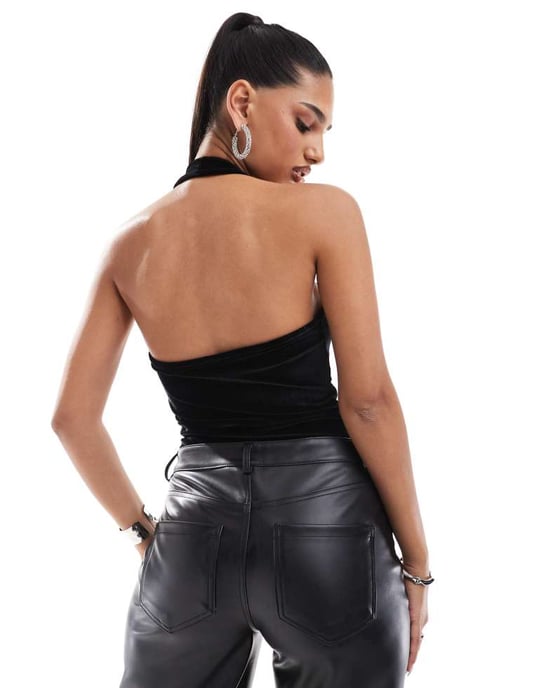 ASOS DESIGN sammetsklänning med djupt urringning och omslag över halterneck bodysuit i svart - Image 4