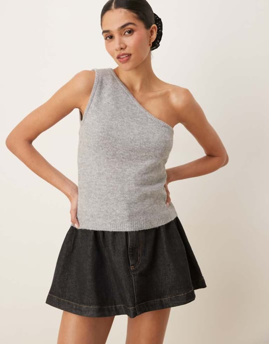 AWAR one shoulder stickad topp i ljusgrå melange - Image 1