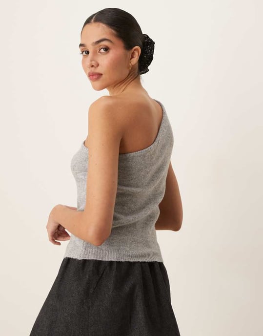 AWAR one shoulder stickad topp i ljusgrå melange - Image 2