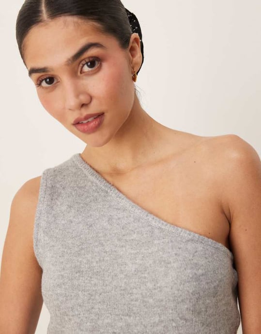 AWAR one shoulder stickad topp i ljusgrå melange - Image 4